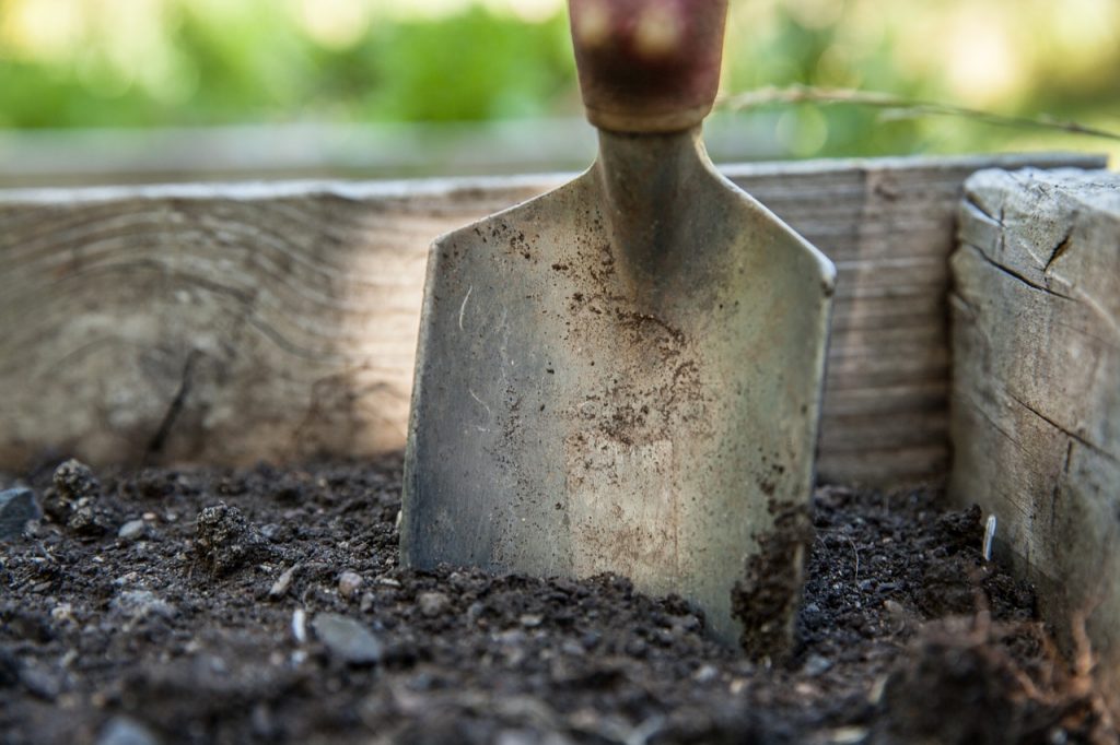 Kräutergarten Die richtige Erde für Ihre Kräuter Kraeuterallerlei.de