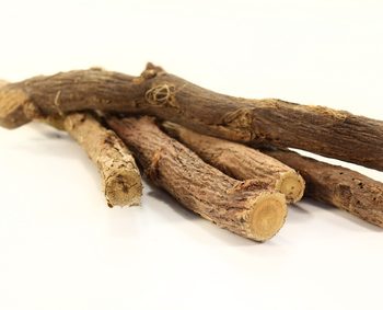 Der Artikel erklärt die Heilwirkung von Süßholz.