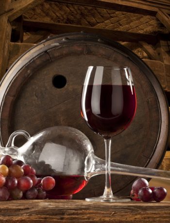 Ein Glas Wein im Weinlager