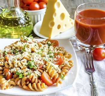 Portion Nudeln mit Kräutern, Tomate und Käse