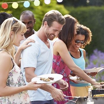 Für die Grillparty: Dips, Soßen und Beilagen mit Kräutern Drei Empfehlungen für den individuellen Grillabend