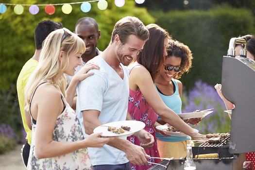 Für die Grillparty: Dips, Soßen und Beilagen mit Kräutern Drei Empfehlungen für den individuellen Grillabend