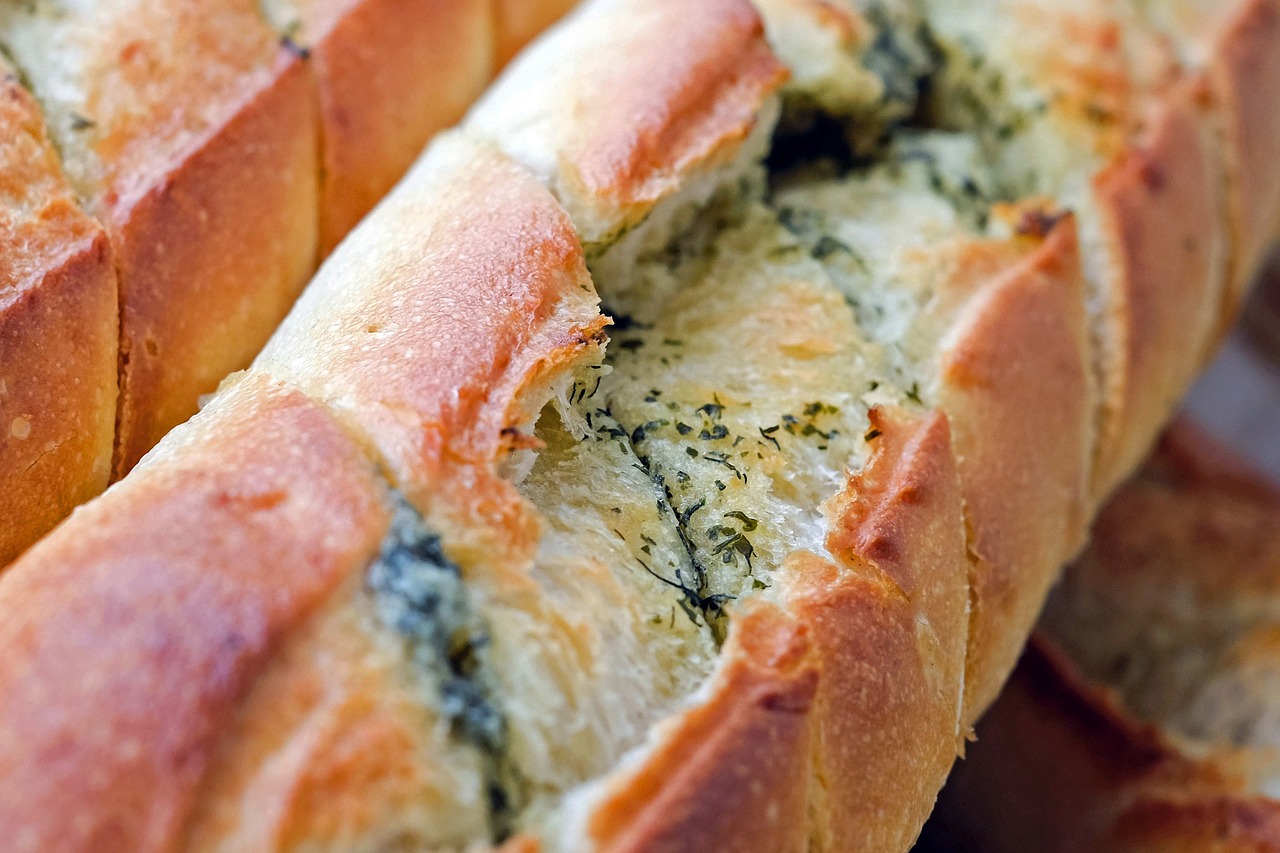 Snack: Veganes Zupfbrot mit Basilikum-Pesto | Kraeuterallerlei.de