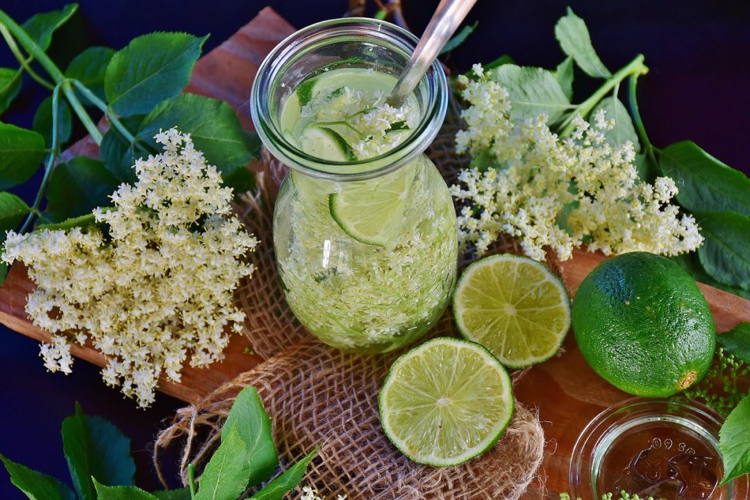 Holunderblütenlimonade: Erfrischendes Getränk für heiße Tage